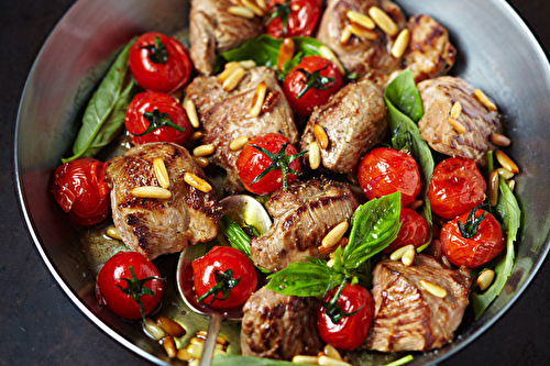 Poêlée d’agneau bio aux tomates cerises et basilic