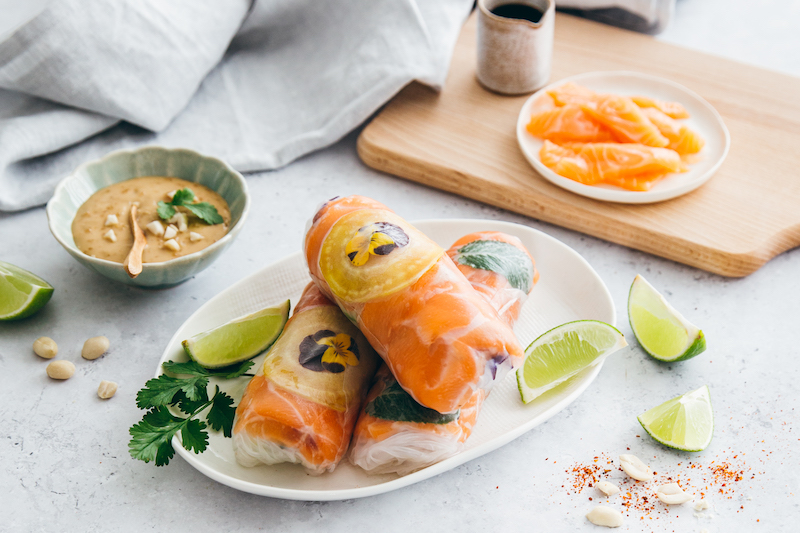 Rouleaux de printemps à la longe de saumon Salma, sauce cacahuètes