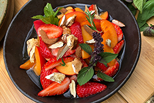 Salade d’abricots et fraises Zéro Résidu de Pesticides, sirop aux herbes, amandes et croquants aux amandes