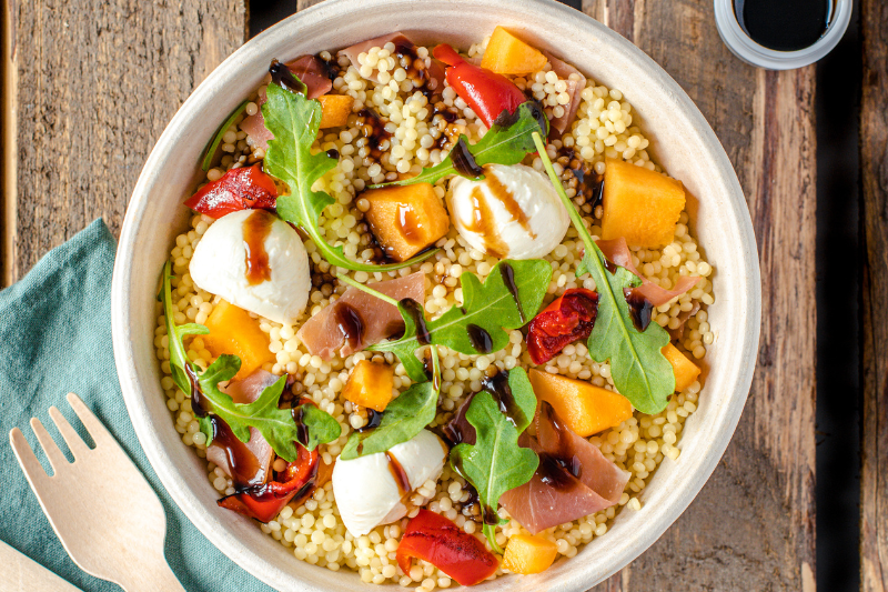 Salade de perles au melon, jambon cru et poivrons confits