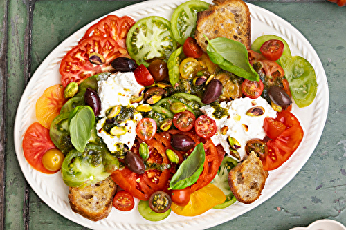 Salade de tomates multicolores au pesto de pistaches et à la burrata