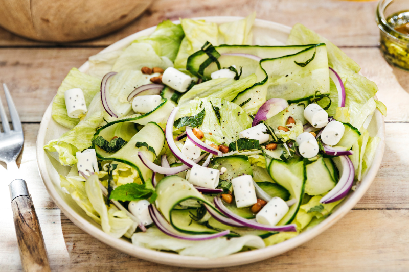 Tagliatelles de concombre, laitue iceberg et bûchettes ail et fines herbes