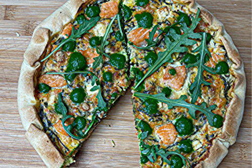 Tarte à la roquette et au saumon, sauce pesto roquette