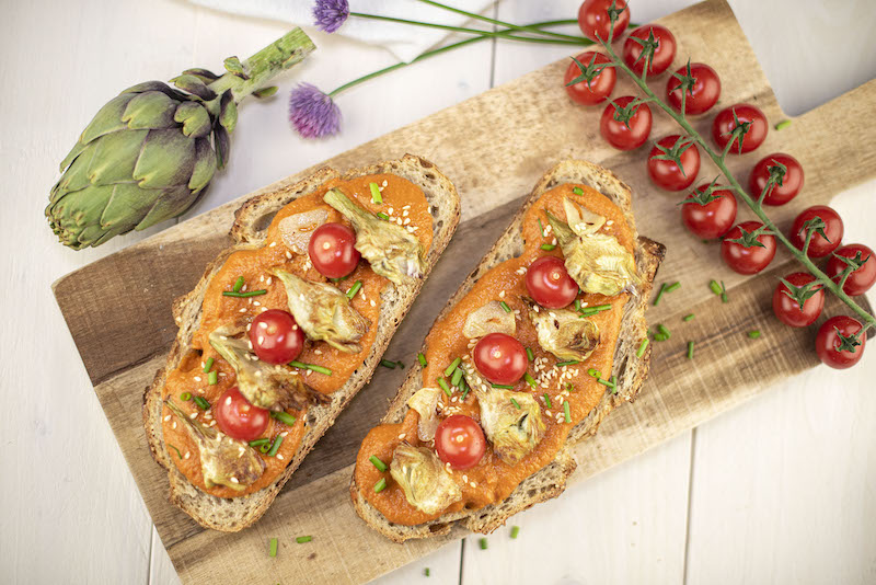 Tartines de petits violets et tapenade de tomates cerise grappe