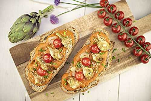 Tartines de petits violets et tapenade de tomates cerise grappe