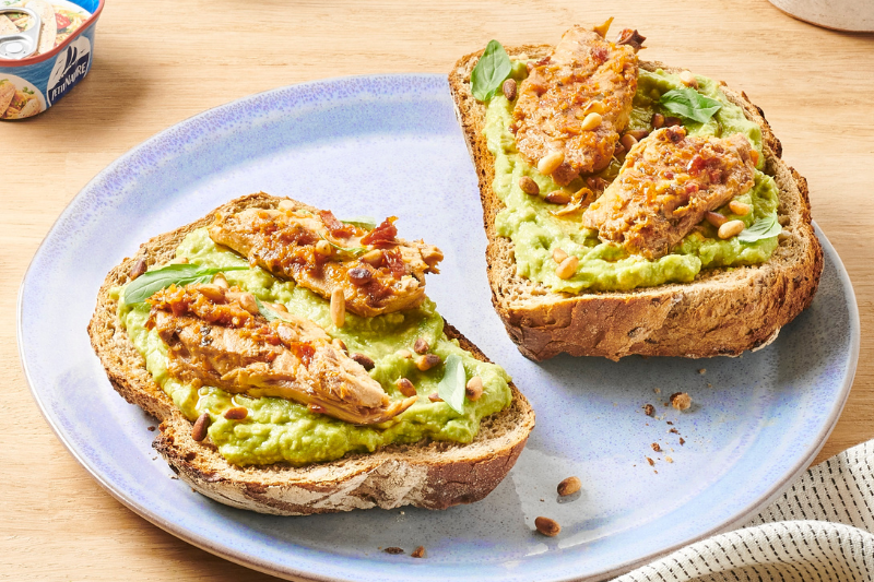 Toasts à l’avocat et aux filets de maquereaux, basilic et pignons de pin