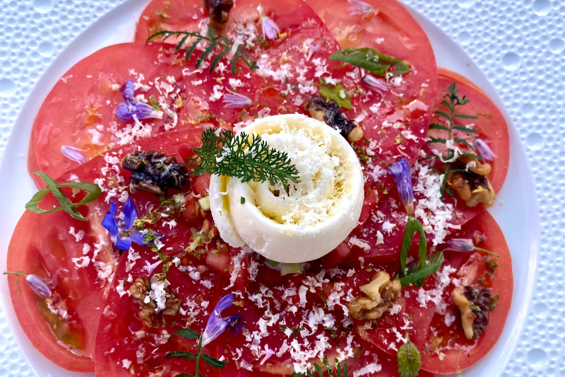 Tomates au Saint-Marcellin glacé, herbes et fleurs du jardin