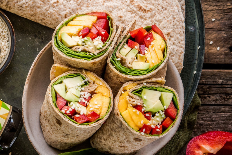 Wraps d’épinards, poivron, avocat et mangue