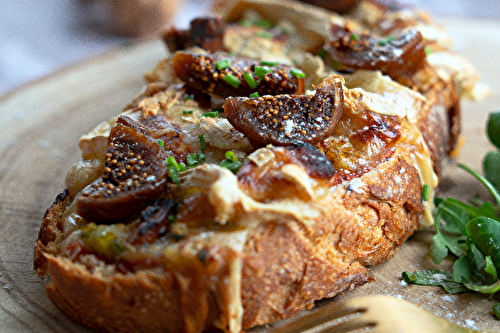 Bruschettas au poulet, figues et Pont-l’Evêque