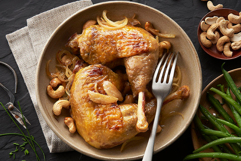 Cuisses de pintade aux oignons et noix de cajou