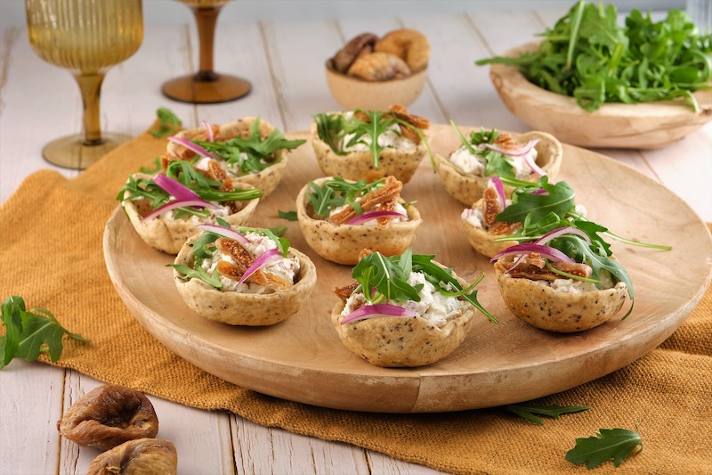 Mini cups au chèvre, figues et roquette