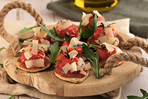 Mini pizzas aux tomates cerises et fromage de brebis