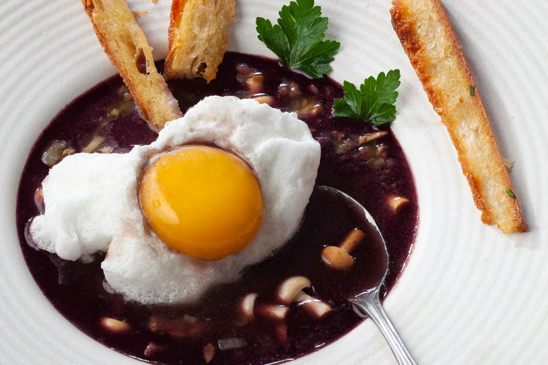 Oeuf mollet façon meurette en île flottante