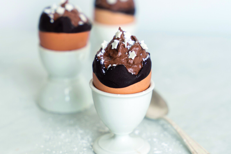 Oeufs garnis à la mousse chocolat-marron