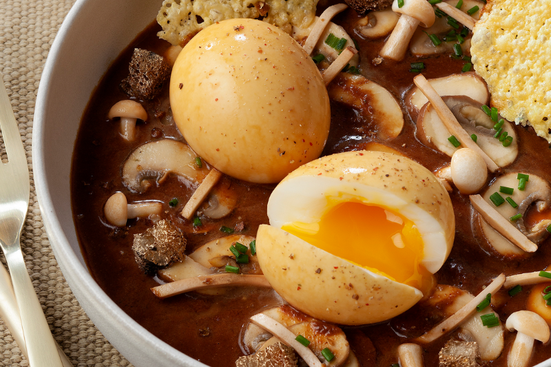 Oeufs mollets aux champignons, sauce au porto et tuiles de brebis