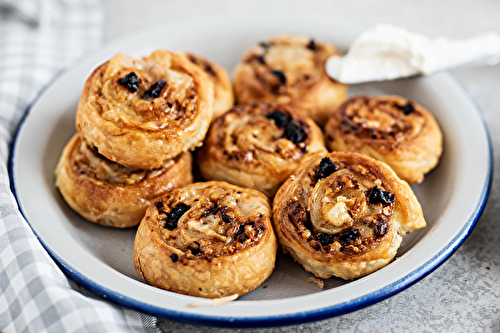 Roulés aux raisins secs, noix et crème de Parmesan