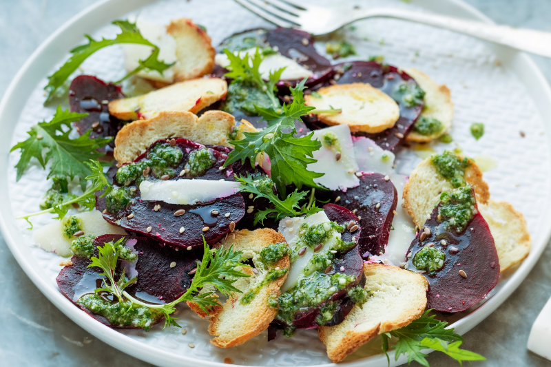 Salade de betterave rouge au Parmigiano Reggiano, sauce aux herbes