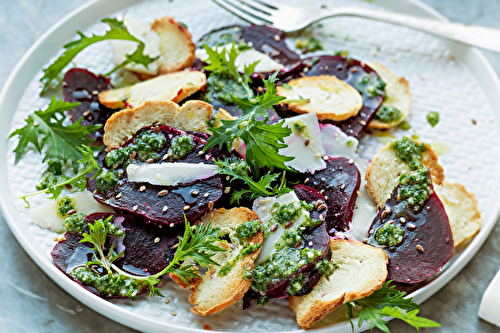 Salade de betterave rouge au Parmigiano Reggiano, sauce aux herbes