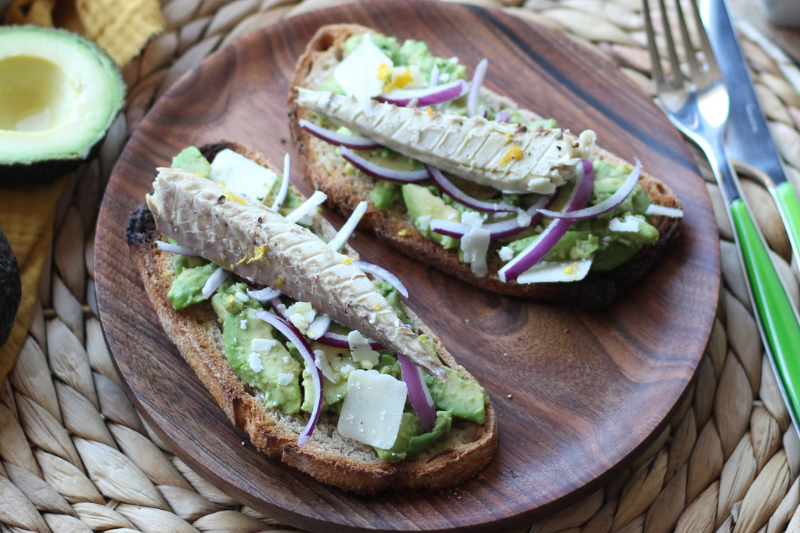 Avocado toasts aux maquereaux au naturel