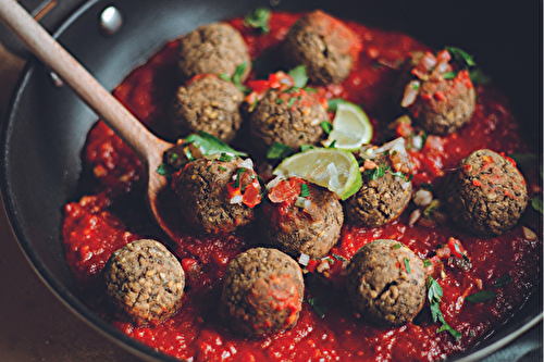 Boulettes de lentilles blondes à la sauce tomate