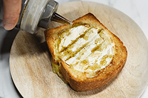 Camembert rôti en croûte de pain de mie, huile de vanille de Tahiti