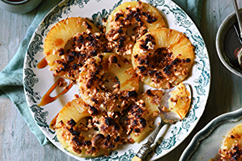 Crumble d’ananas rôti au caramel vanille et beurre salé