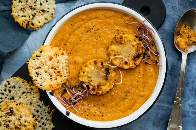 Soupe de maïs et carottes, gaufrettes de Parmigiano Reggiano aux graines