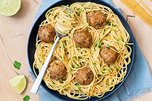 Spaghetti aux boulettes de thon et aromates