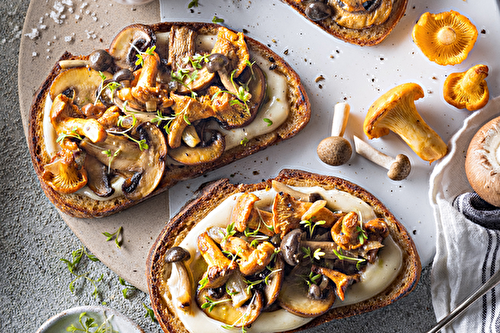 Tartines à la crème d’ail et champignons sautés, huile de persil et fleur de sel Le Guérandais