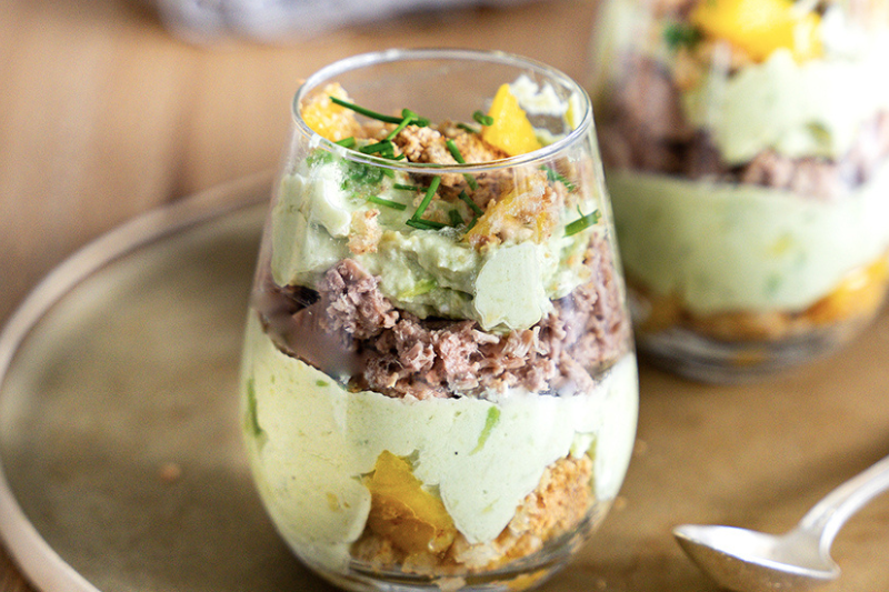 Tiramisu au thon en conserve, mangue, avocat et chèvre