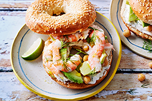 Bagel avocat crevette au fromage frais, pois chiche, aneth et citron