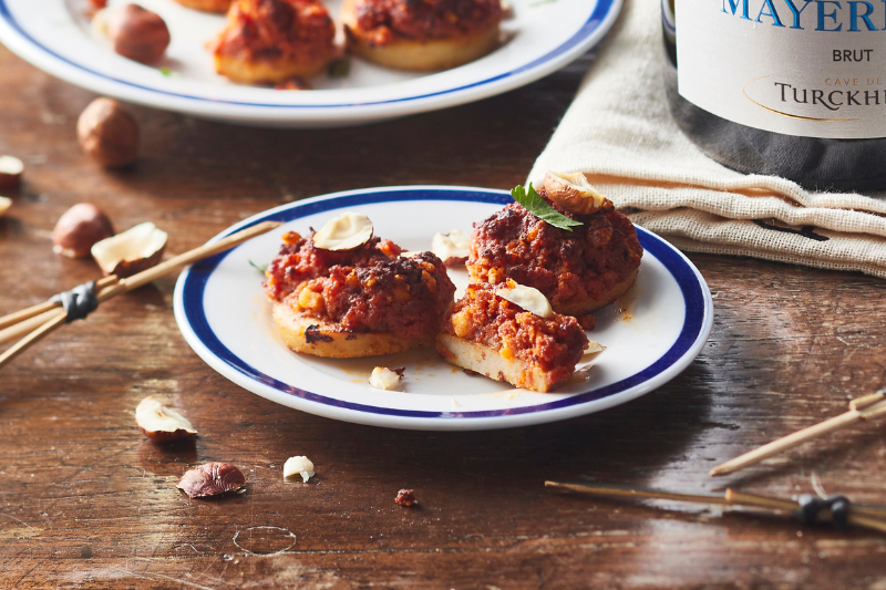 Bouchées de boudin blanc, crumble de chorizo doux et noisettes