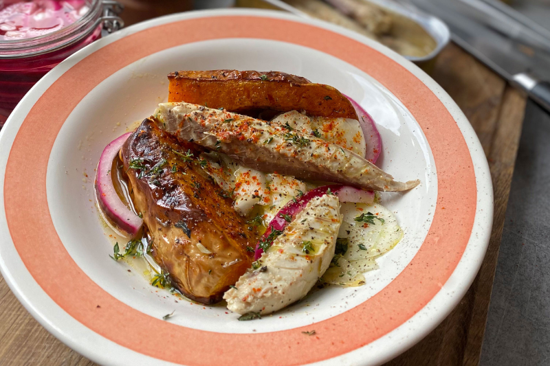 Butternut rôtie au thym, fenouil cru au citron, pickles d’oignon et maquereau