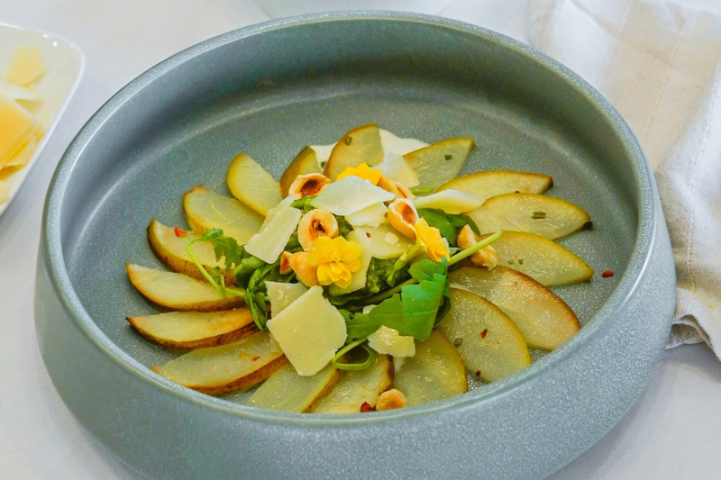 Carpaccio de poires, roquette et Parmigiano Reggiano