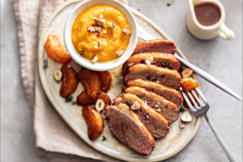 Magret de canard à la bière et clémentine de Corse, thym, purée de butternut aux noisettes