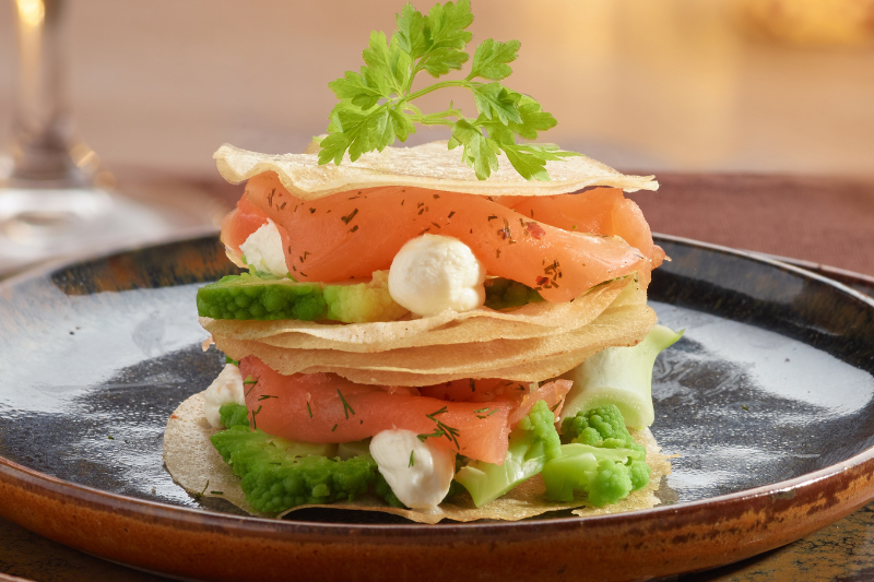 Millefeuille de romanesco et de saumon pas fumé Gravlax Mowi