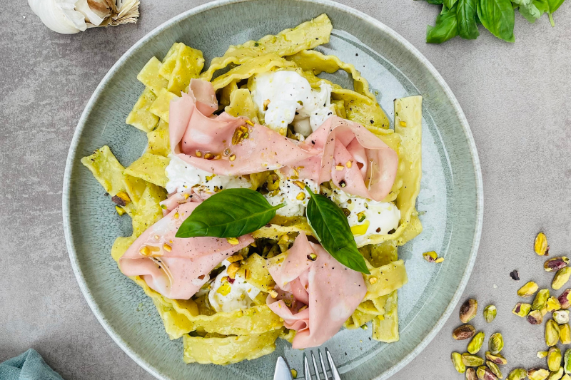 Pâtes au pesto de pistaches, stracciatella et mortadelle