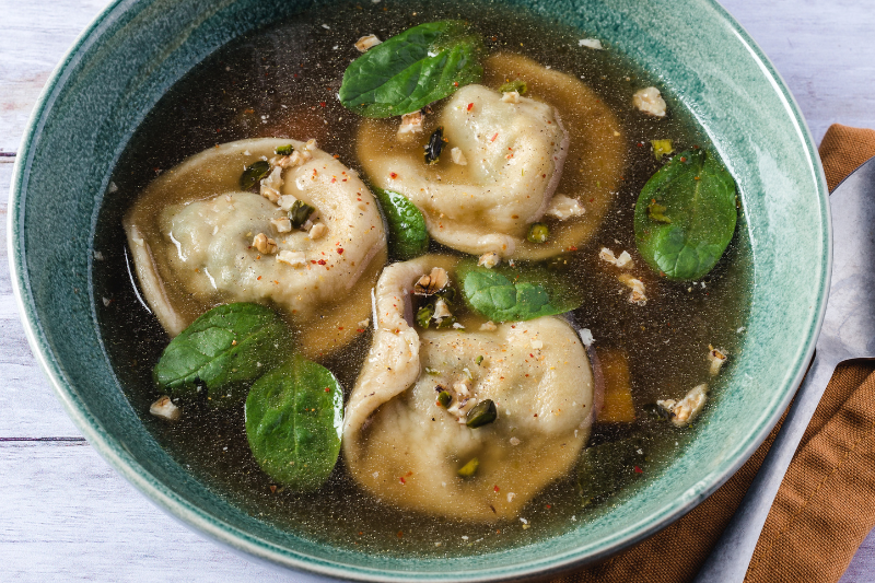 Raviolis aux épinards et Ossau Iraty au bouillon à l’huile d’olive du Languedoc AOC