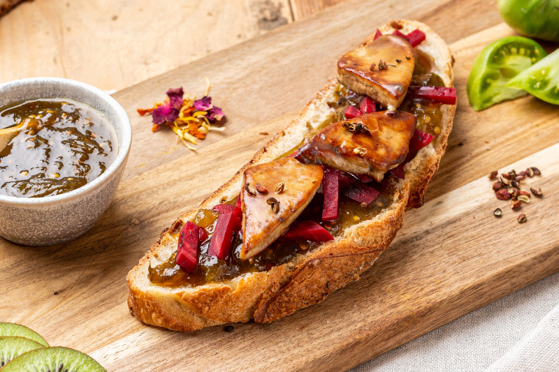 Tartines de foie gras poêlé, confiture pomme kiwi et crumble de pain d’épices