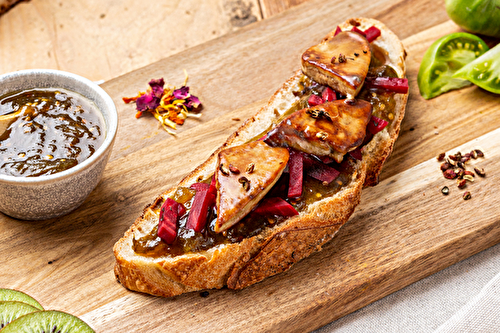 Tartines de foie gras poêlé, confiture pomme kiwi et crumble de pain d’épices