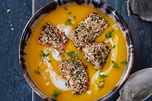 Velouté de potimarron coco-citron au saumon en croûte de graines de courge