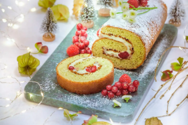 Bûche à la pistache, fruits rouges et crème vanille