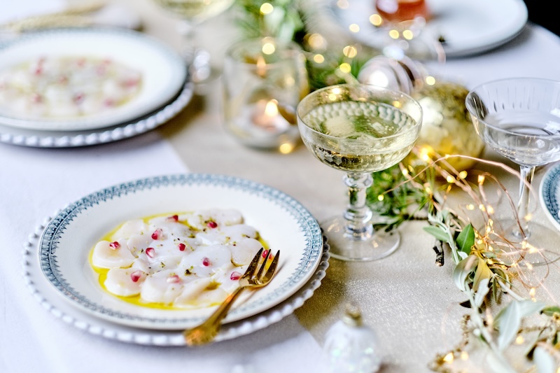 Carpaccio de Saint-Jacques à la pistache, vinaigre pomme & cardamome