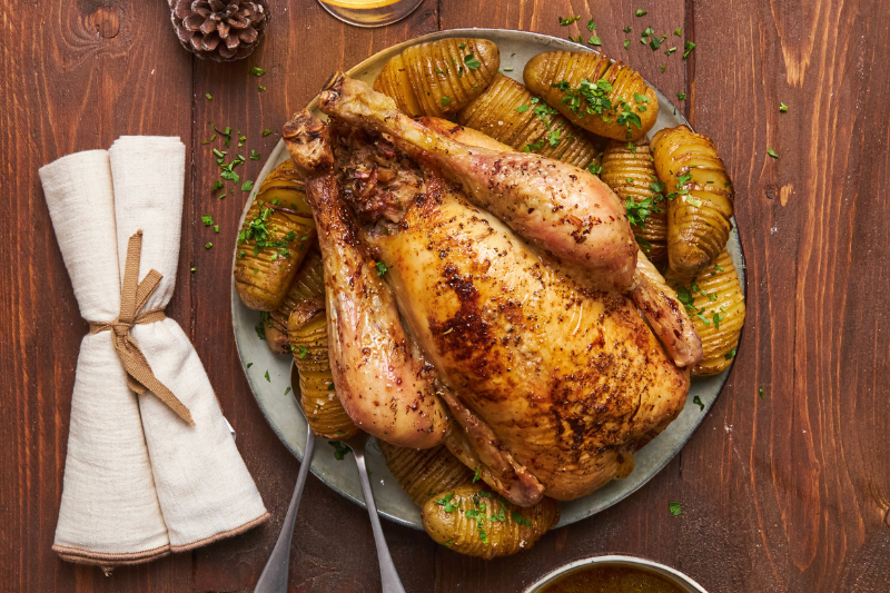 Chapon farci et pommes de terre hasselback