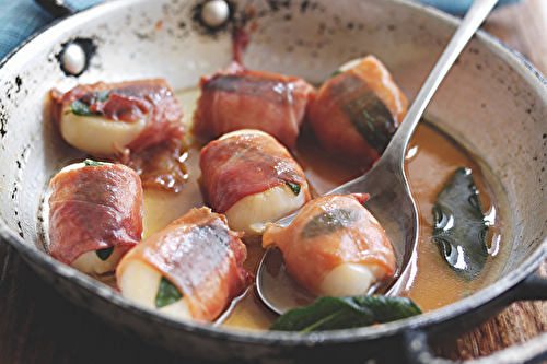 Coquilles Saint-Jacques enrobées de jambon de Parme et de sauge, sauce Marsala