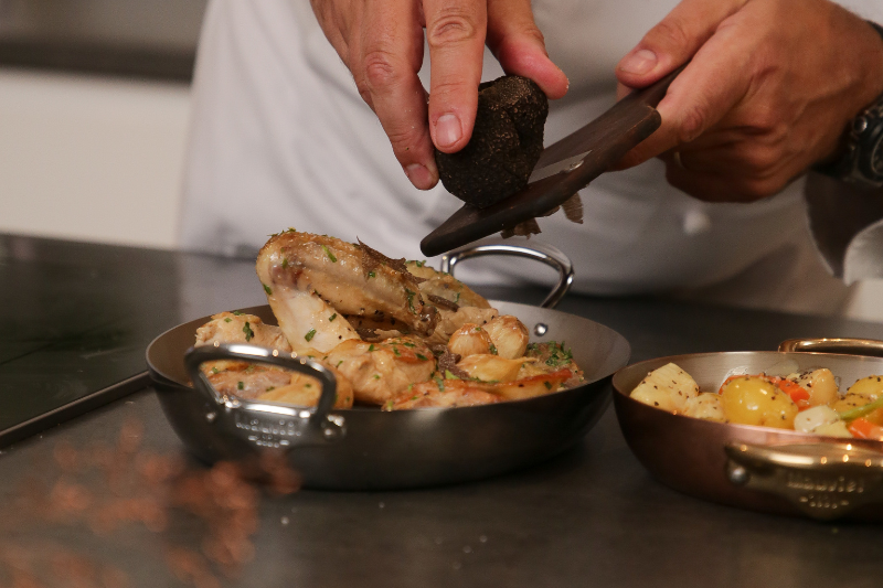 Fricassée de poulet de Bresse à la truffe noire et aux légumes d’hiver