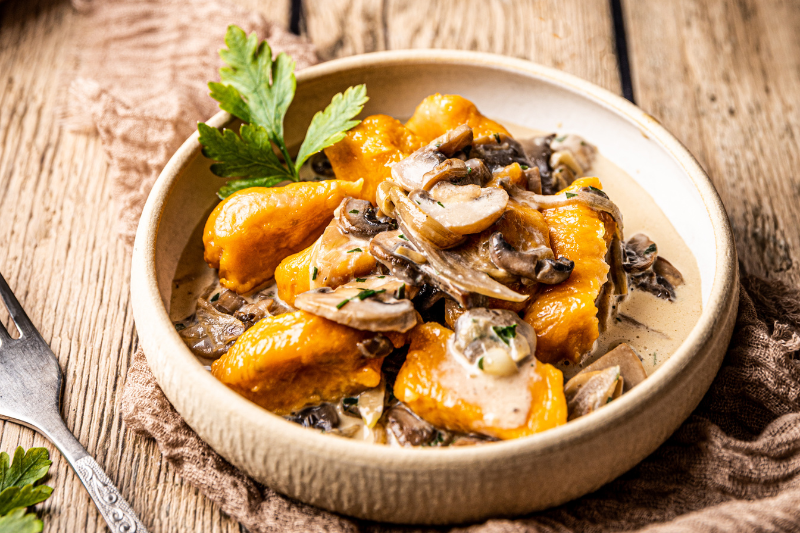 Gnocchi de patate douce et sauce crémeuse aux champignons