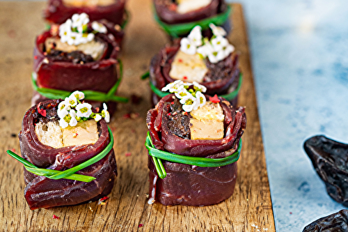 Makis de magret de canard séché au foie gras, pruneaux et ciboulette