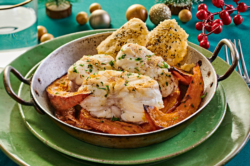 Médaillons de lotte en cassolette, chips de Parmesan, potimarron et persil frais