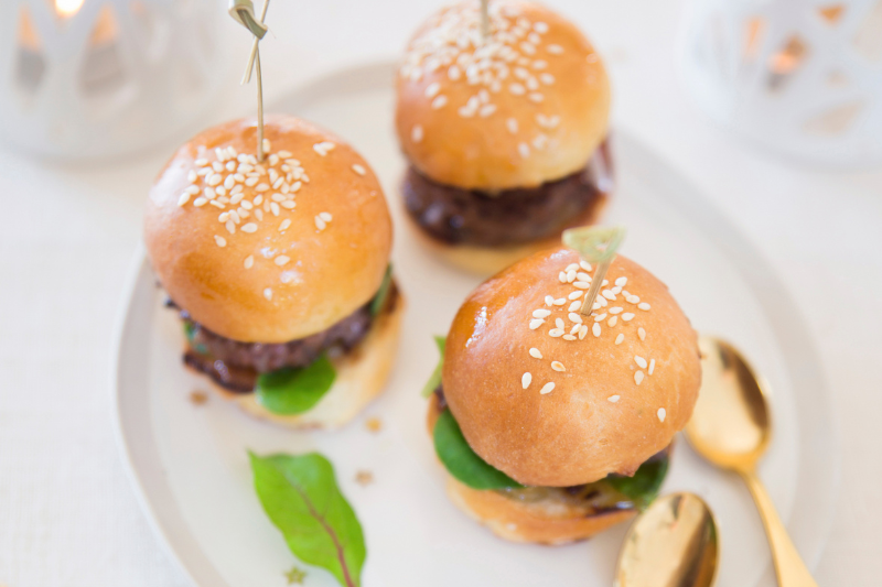 Mini-burgers de chevreuil, confit de poires aux épices